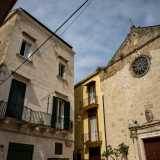 ...che condivide la visuale con l�adiacente prospetto della chiesa di Sant�Anna